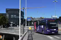 TRONDHEIM (Fylke Trøndelag), 29.05.2018, Bus Nr. 40619 der Flughafenbusgesellschaft hat soeben die Haltestelle Bahnhof verlassen und fährt in das nahgelegene Stadtzentrum