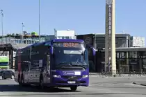TRONDHEIM (Fylke Trøndelag), 30.05.2018, Bus Nr. 56252 der Flughafenbusgesellschaft hat soeben die Haltestelle Bahnhof verlassen und fährt in das nahgelegene Stadtzentrum