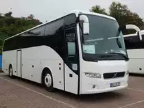 Volvo 9700 von Von Rahden aus Deutschland im Stadthafen Sassnitz am 14.10.2017