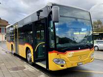 Neuer PostAuto MB C2 K hybrid '11216'  BE 637 781  vom Standort Aeschi am 5.10.19 beim Bhf Spiez.