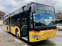 Neuer PostAuto MB C2 K hybrid '11216'  BE 637 781  vom Standort Aeschi am 5.10.19 beim Bhf Spiez.
