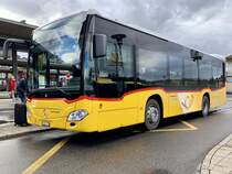 Neuer PostAuto MB C2 K '11216' hybrid  BE 637 781  von Aeschi am 5.10.19 beim Bhf Spiez.
