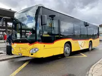 Neuer PostAuto MB C2 K '11216' hybrid  BE 637 781  von Aeschi am 5.10.19 beim Bhf Spiez.
