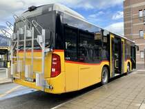 Das Heck vom neuen MB C2 K hybrid '11216' von Aeschi am 5.10.19 beim Bhf Spiez.