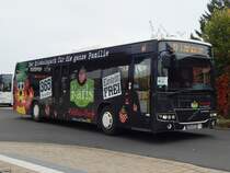 Volvo 8700 der Oppermann Transporte aus Deutschland in Sassnitz am 15.10.2017