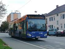 Graz. Am 06.10.2019 fuhr Wagen 127 der Graz Linien
auf der Linie 34, hier nach der Haltestelle Fliedergasse.
Der Bus wirbt für ImobilienScout. 