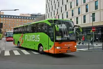 FlixBus Mercedes Benz Tourismo am 05.10.19 in Frankfurt am Main 