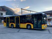 Neuer PostAuto MB C2 K hybrid  '11217'  BE 534 630  von Interlaken, am 7.10.19 bei der Anfahrt auf den Bahnhofplatz Interlaken West.