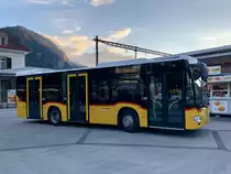 Neuer PostAuto MB C2 K hybrid  '11217'  BE 534 630  von Interlaken, am 7.10.19 bei der Anfahrt auf den Bahnhofplatz Interlaken West.