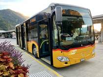 Der neue PostAuto MB C2 K hybrid '11217'  BE 534 630  am 7.10.19 beim Bahnhof Interlaken West.