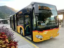 Der neue PostAuto MB C2 K hybrid '11217'  BE 534 630  am 7.10.19 beim Bahnhof Interlaken West.