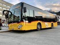 PostAuto MB C2 K hybrid '11217' von Interlaken am 7.10.19 beim Bahnhof Interlaken West.