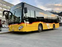 PostAuto MB C2 K hybrid '11217' von Interlaken am 7.10.19 beim Bahnhof Interlaken West.