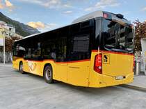 Heckansicht des neuen PostAuto MB C2 K hybrid '11217' am 7.10.19 auf dem Bahnhofplatz Interlaken West.