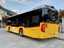 Heckansicht des neuen PostAuto MB C2 K hybrid '11217' am 7.10.19 auf dem Bahnhofplatz Interlaken West.