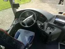 Der Fahrerarbeitsplatz eines Mercedes Tourismo RH von Becker-Strelitz Reisen aus Deutschland in Neubrandenburg am 25.10.2017