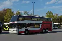 EM MS 41, Neoplan Skyliner von Busreisen Manfred Sturm sucht auf dem Busparkplatz vom Glacis in der Stadt Luxemburg nach einem Stellplatz. Okt. 2019