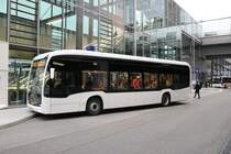 Mercedes Benz E-Citaro am 17.10.19 am Flughafen Frankfurt am Main auf der Linie X17 von Autobus Sippel im Testbetrieb