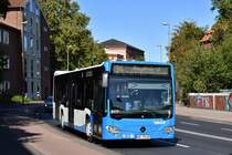 Wegen einer Demonstration von FridaysForFuture und dem zeitgleich stattfindenden  Parking Day  wurden am 20.9.2019 fast alle Busse in Münster umgeleitet. Viele nahmen dabei, je nach normaler Route, einen Umweg oder eine Abkürzung über den Stadtgraben. Da dort eigentlich nur Regionalbusse fahren, ist dies schon etwas sehr Besonders.
Dieser Citaro2 des Stadtwerke-Subunternehmers Bils mit der Stadtwerkenummer 5177 nähert sich hier mit hoher Verspätung der Haltestelle  Paulinum  am gleichnamigen Gymnasium, etwa 1km Luftlinie vom Ring entfernt, auf den die Ringlinie erwartungsgemäß gehören würde.

(Das Setzen der Geoposition hat leider nicht funktioniert. Ihr könnt als Referenzadresse >Am Stadtgraben 30, 48143 Münster< nehmen)