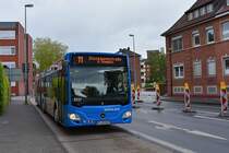 Und noch einmal Umleiter, diesmal war es eine geplante Aktion auf dem Prinzipalmarkt (leider weiß ich nicht mehr welche), welche die 11 auf Abwege brachte. Sie führe normalerweise durch die Altstadt, musste am 4.5.2019 aber über den Ludgeriplatz und die Antoniuskirche ausweichen.
Obendrauf kommt noch, dass der Subunternehmer Weilke sich eher u.a. auf der 10 austobt, auf der 11 aber eine Seltenheit darstellt. Dieser Citaro2, Stadtwerkenummer 6337, mit ausgesprochen hässlicher Schriftart in der Zielanzeige erreicht hier die Haltestelle  St. Antoniuskirche . Der angekündigte Domplatz hat an dem Tag aber keinen Bus mehr gesehen.