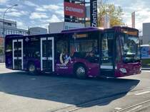 Bernmobil MB C2 K 437 mit neuer Werbung für Moonliner, am 25.10.19 bei der Haltestelle Holenacker.