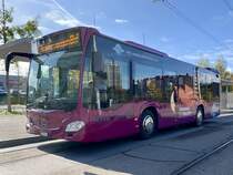 Bernmobil MB C2 K 437 mit neuer Werbung für Moonliner, am 25.10.19 bei der Haltestelle Holenacker.