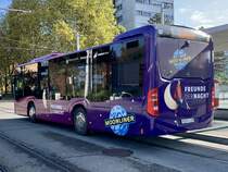 Heckansicht des Bernmobil MB C2 K 437 mit neuer Werbung für Moonliner, 25.10.19 bei der Haltestelle Holenacker.