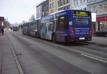 Ein Doppelgelenkbus der Hochbahn f�hrt auf der Linie 5.