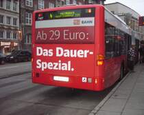 Ein Bus der Hochbahn f�hrt auf der Linie 4 (inschuldigung wegen der Leute)