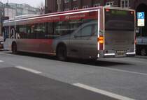 Ein Schnellbus der Hochbahn macht Werbung f�r Mercedces-Benz.