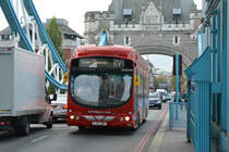 24.10.2018 / London Tower Bridge / Wright Volvo hydrogen bus / LJI3 JWP.