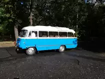 Robur Bus am 28.09.2019 vor dem Bahnhof Bertsdorf