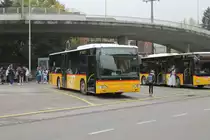 Postauto/Regie Porrentruy (ex. PU Stucki) JU 48604 (Mercedes Citaro Facelift O530Ü) am 22.10.2019 beim Bhf. Porrentruy. Mittags werden die Postautos rund um Pruntrut von den Schülern in Beschlag genommen. Die Linie 71 bedient aber auch noch die Kaserne in Bure, weshalb auch das Militär zu den häufigen Fahrgästen gehört.