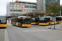 ''Rush-Hour'' in Delémont am 22.10.2019 mit den JU 36197 (Mercedes Citar0 C2 O530K, links abgeschnitten), JU 31024 (Mercedes Citaro Facelift O530), JU 43865 und JU 43871 (Mercedes Citaro C2 O530).