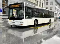 MAN Lions City Ortsbus Brig-Glis '10445'  VS 449 117  hat seine Werbung (Lauber Iwisa Rennwagen) verloren und ist wieder Weiss auf dieser Seite, 2.11.19 auf dem Bahnhofplatz Brig.