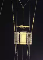 Eine typische  einfache Fahrleitungsweiche bei Nacht in Pardubice. 30.10.2019 19:43 Uhr.