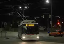 Ein Bus der Linie 13 biegt auf den Bahnhofsvorplatz  Pardubice ein. 30.10.2019 18:43 Uhr.