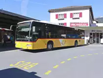 Schweizer Postbus der Marke Daimler Nr. 5595 in Davos Dorf am 10. Oktober 2019. 