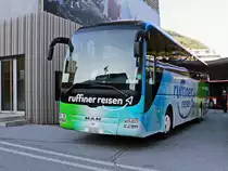 Visp am 16. Oktober 2019, im Bahnhofbereich steht  ein MAN der Ruffiner Reisen. 