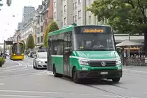 Wegen einer Baustelle im Gundeli kann die Linie 16 nicht aufs Bruderholz fahren. Hier verlässt der K Bus 8604 die Haltestelle Tellplatz Richtung Heiliggeistkirche. Die Aufnahme stammt vom 07.10.2019.