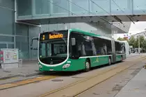 Während der Grossbaustelle am Bankverein, werden fast alle Linien umgeleitet oder verlängert. Die Linie 2 verkehrt mit Autobussen zwischen Messeplatz und Aeschenplatz. Am 05.10.2019 wartet der Mercedes Citaro 7008 an der Haltestelle Messeplatz.