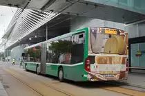 Während der Grossbaustelle am Bankverein, werden fast alle Linien umgeleitet oder verlängert. Die Linie 2 verkehrt mit Autobussen zwischen Messeplatz und Aeschenplatz. Am 05.10.2019 wartet der Mercedes Citaro 7008 an der Haltestelle Messeplatz.