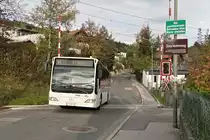Mercedes-Benz O 530 II (Citaro Facelift) der Innsbrucker Verkehrsbetriebe überquert als Linie H den Bahnübergang Tschiggfreystraße/Saurweinweg in Innsbruck. Aufgenommen 24.10.2019.