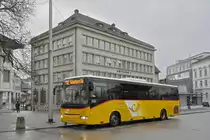 Iris Bus der Post, auf der Linie 12, bedient die Haltestelle beim Amtshausplatz. Die Aufnahme stammt vom 09.12.2019.