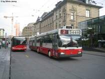 Mercedes Nr. 143 �berholt am 13.12.08 am Hauptbahnhof den Solaris 334.