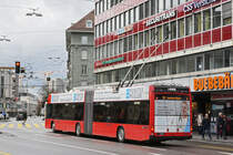 Hess Trolleybus 24, auf der Linie 12, fährt über den Bubenbergplatz. Die Aufnahme stammt vom 21.12.2019.