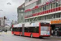 Hess Trolleybus 24, auf der Linie 12, fährt über den Bubenbergplatz. Die Aufnahme stammt vom 21.12.2019.