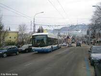 Swisstrolley 155 passiert am 14.12.08 bei der Haltestelle Friesenberg den Bahn�bergang der �etlibergbahn, mit der komplizierten Fahrleitungskreuzung. In dem Moment ist der Bus ohne Spannung und rollt bis zum ebenfalls sichtbaren Streckentrenner.