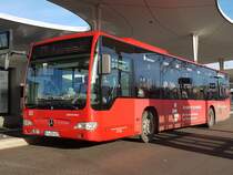 Hier wartet der KA SB 617 von der RVS auf der Buslinie 731 nach Königsbach im Einsatz. Fotografiert am 19.11.2019 am Bahnhof/ZOB in Pforzheim.