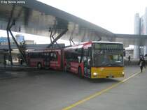 MAN Nr. 143 ''Bauhaus'' am 14.12.08 beim Flughafen Z�rich. Um sich weiterhin von anderen Bussen abheben zu k�nnen, bel�sst Postauto bei Vollwerbungen die Fahrzeugfront in den Hausfarben... sofern der Kanton nicht die Finger im Spiel hat...